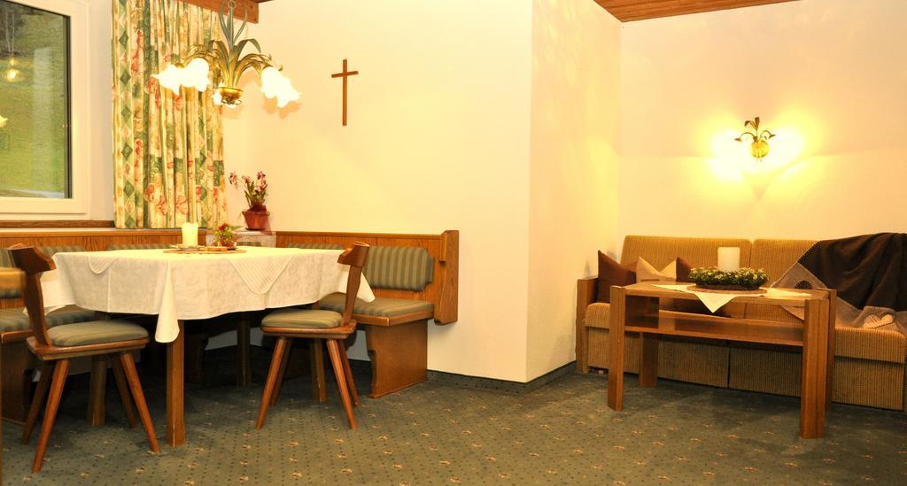 Auf Der Sonnenseite Apartamento Schattwald Quarto foto