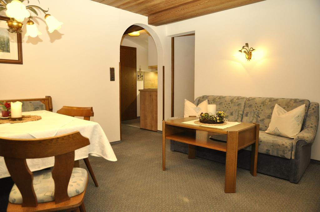 Auf Der Sonnenseite Apartamento Schattwald Quarto foto